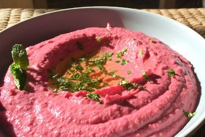 Hummus de remolacha intentado aprovechar las horas de sol durante su confinamiento