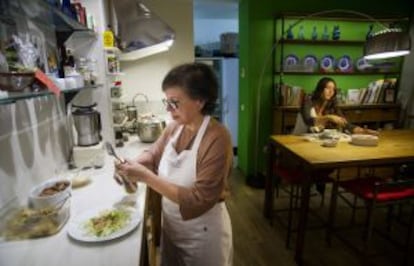 Ana Sánchez en la cocina de Estraperlo.