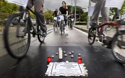Ciclistas participando en el 'funeral' del carril bici de Castelldefels, el pasado noviembre.