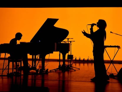 El productor Raül Refree y la cantante de fados Lina preparan la gira del álbum en Caldas de Rainha.