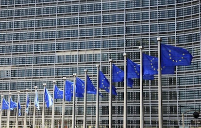 Banderas de la UE frente a la sede de la Comisin Europea, en Bruselas.