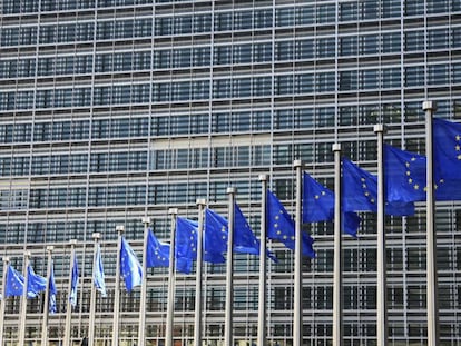 Banderas de la UE enfrente del edificio de la Comisi&oacute;n. 