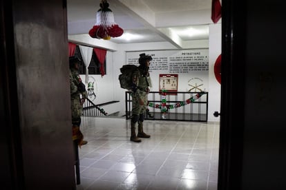 Militares del 1er Batallón de Infantería se preparan para salir  del Cuartel Militar No. 1, durante la madrugada del 16 de Septiembre del 2024.