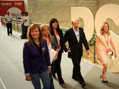 Leire Pajin, Elena Valenciano y Micaela Navarro acompa&ntilde;an ayer a Alfredo Perez Rubalcaba.