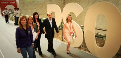 Leire Pajin, Elena Valenciano y Micaela Navarro acompañan ayer a Alfredo Perez Rubalcaba.