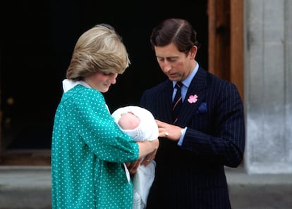 El príncipe de Gales, y su esposa en ese momento, Diana de Gales, salen del hospital St. Mary's de Londres con su primer hijo, el príncipe Guillermo, el 22 de junio de 1982.