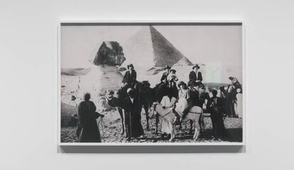 'La construcción de las clases', de 2017, basada en una foto de la familia Homsi, tomada en las pirámides de Egipto en 1923.