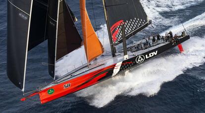 El supermaxi LDV Comanche en su llegada Hobart.