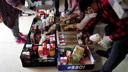 Voluntarios preparan cestas de comida para repartir entre los más necesitados a comienzos del pasado mayo.