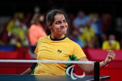 Atleta Cátia Oliveira na semifinal da classe 1-2 do tênis de mesa.