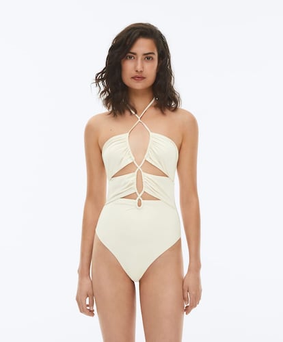 Si eres una incondicional de la tendencia cut-out te gustará este bañador con aberturas atado al cuello de Oysho.

35,99€