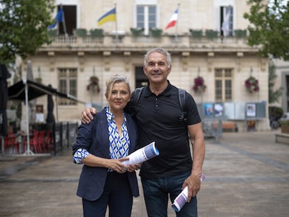 El candidato macronista a las proximas elecciones del 30 de junio, Patrick Vignal, junto a su reserva, Patricia Moullin-Traffort posan delante del ayuntamiento de Maugio. 