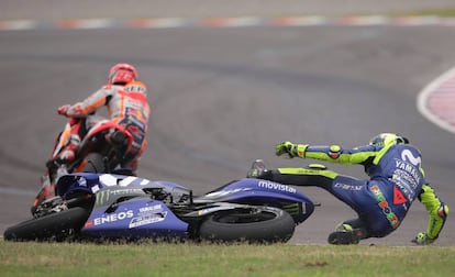 Valentino Rossi cae al suelo, Marc Márquez se escapa.
 
 
 
 
 
 
 
 
 
 
 
 
 