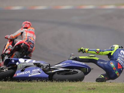 Valentino Rossi cae al suelo, Marc Márquez se escapa.
 
 
 
 
 
 
 
 
 
 
 
 
 