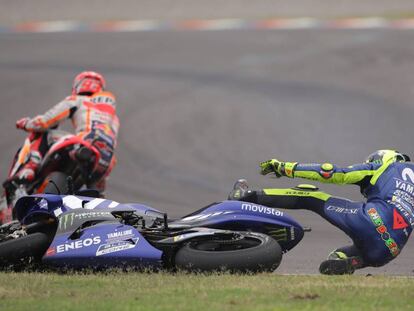 Valentino Rossi cae al suelo, Marc Márquez se escapa.