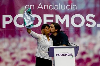 Pablo Iglesias besa a Teresa Rodríguez, candidata de Podemos a la Junta de Andalucía, en un mitin en Málaga, el 14 de marzo de 2015.