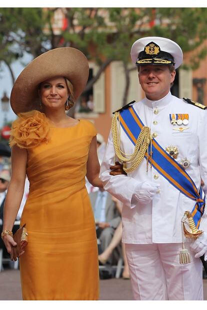 En la boda de Alberto de Mónaco, Máxima lució una pamela en tonos tierra con pendientes de ámbar y un vestido naranja a juego.