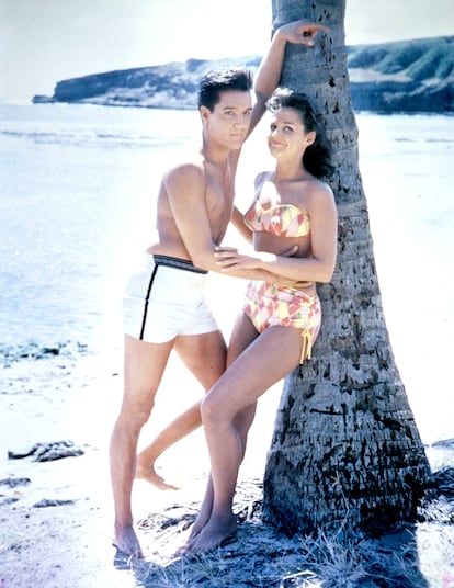 Elvis Presley y Joan Blackman en el rodaje de 'Blue Hawaii' (1961).