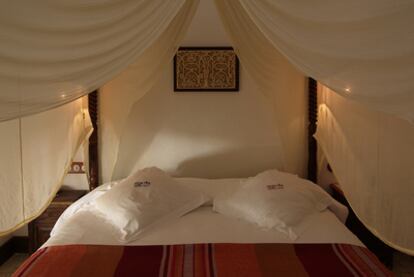 Una de las habitaciones, con una cama con dosel de gasas, en el hotel Alcoba del Rey de Sevilla.