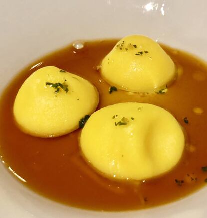 RAVIOLIS RELLENOS DE RISOTTO AL AZAFRÁN / CAPEL