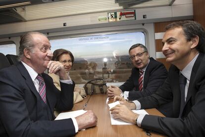 Los Reyes, con el presidente del Gobierno y el ministro de Fomento, durante el viaje.