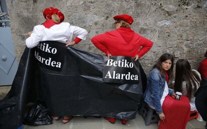 Partidarias del Alarde tradicional, sin mujeres.