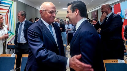 El presidente del Sabadell, Josep Oliu (a la izquierda), saluda al presidente del BBVA, Carlos Torres Vila, el 24 de enero de 2024.