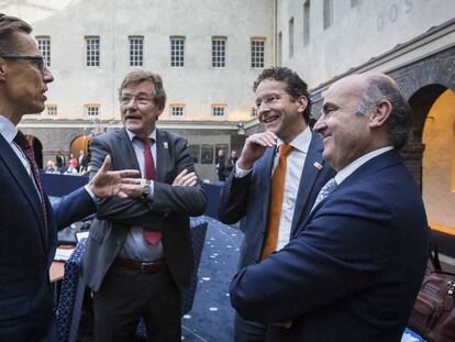 El ministro de Econom&iacute;a, Luis de Guindos, y el presidente del Eurogrupo, Jeroen Dijsselbloem, charlan con el ministro belga de Finanzas, John Robert Overtveldt, y el ministro finland&eacute;s de Finanzas, Alexander Stubb