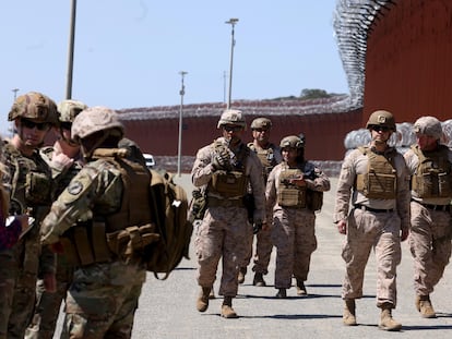 Militares caminan a lo largo del muro fronterizo en la frontera en San Ysidro, California, el 21 de marzo.