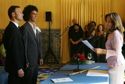 Ceremonia civil en la que el dirigente y concejal socialista Pedro Zerolo contrae matrimonio con su pareja, Jesús Santos, en un acto oficiado por la portavoz del PSOE en el Ayuntamiento de Madrid Trinidad Jiménez. 1 de octubre de 2005.