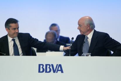 El consejero delegado del BBVA, Ángel Cano (izquierda), y el presidente de la entidad, Francisco González, en la junta celebrada en marzo en Bilbao.