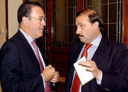 Los diputados Manuel Atencia y Vicente Martínez Pujalte, vocales de la comisión por el PP, ayer, en el Congreso.