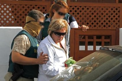 La ex presidenta del Cabildo de Lanzarote, María José Docal, en el momento en que ha sido detenida por agentes de la Guardia Civil esta mañana en su domicilio de Las Caletas.