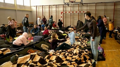 Un grupo de refugiados ucranios se acomoda en unas instalaciones deportivas de Zgorzelec, Polonia.