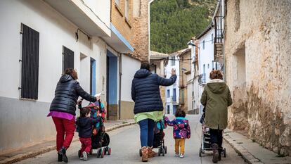 La profesora y otras trabajadoras de la escuela de Titaguas llevan a los niños al centro social del pueblo.