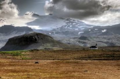 Vista del volcán Snaefellsjokull, al fondo, en la península de Snaefellsnes (Islandia).