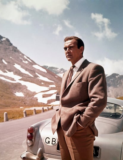 Sean Connery como James Bond posa junto a su Aston Martin DB5 en 'Goldfinger' (1964).