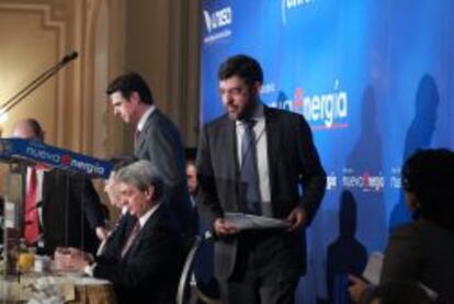 Alberto Nadal, secretario de Estado de Energía, delante del ministro de Industria, JoséManuel Soria, y el presidente de Unesa, Eduardo Montes.