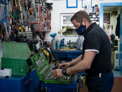Un mecánico de automóviles trabaja en su taller de Sevilla.