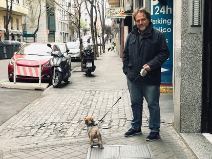 José Manuel, 56 años, pasea a Yaiza, de espaldas en el retrato porque quiere preservar su intimidad.