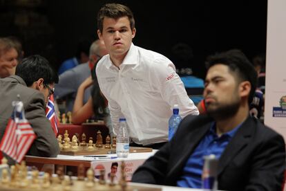 Carlsen, ayer en Bilbao, se levanta durante su partida con Giri para observar la de Nakamura