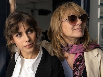 Aura Garrido y Emma Suárez en una imagen de 'Alguien que cuide de mí'.