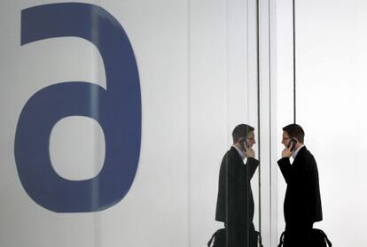 Un visitante habla por teléfono en un pabellón del Mobile World Congress que se celebró en Barcelona en febrero.