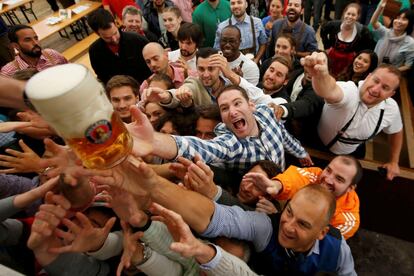 Ambiente en el Oktoberfest, la fiesta de la cerveza de octubre de Múnich (Alemania).