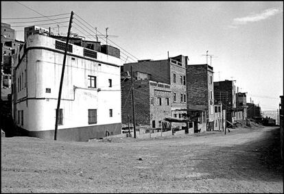 Carrer de l'Artesania en la confluència amb el carrer de les Torres, a Roquetes.