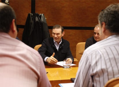 Ibarretxe conversa con Joseba Egibar (a su izquierda), Iñigo Urkullu (en primer término a la derecha) y Andoni Ortuzar en la reunión de la ejecutiva nacional del PNV celebrada al día siguiente de las pasadas elecciones.