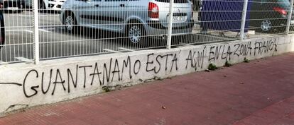 Pintada en el CIE de la Zona Franca de Barcelona que dice: &quot;Guant&aacute;namo est&aacute; aqu&iacute;, en la Zona Franca&quot;.