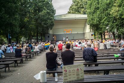 Espectadores esperam o início de um espetáculo de dança em Riga (Letônia), no final de agosto.