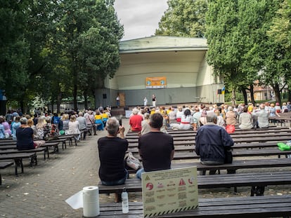 Espectadores esperam o início de um espetáculo de dança em Riga (Letônia), no final de agosto.