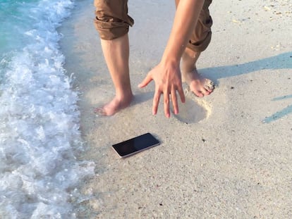 Qué hacer y qué no si su móvil se moja en la playa